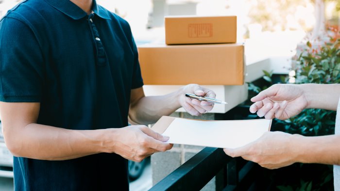 finti postini rubano 25mila euro a napoli dopo 7 mesi individuati gli autori