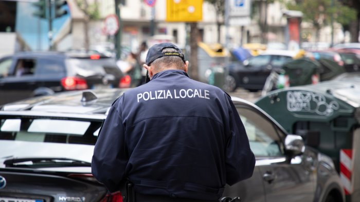 napoli negozio trasformato in abitazione scatta il sequestro