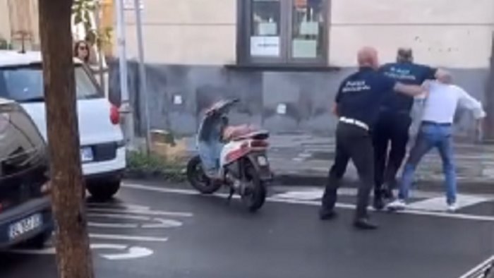 pagani vigile colpisce cittadino con uno schiaffo e polemica