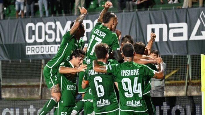 avellino 2 1 sul monza prima vittoria per i lupi