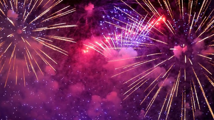 incredibile alla processione fuochi d artificio sui fedeli 7 persone ferite