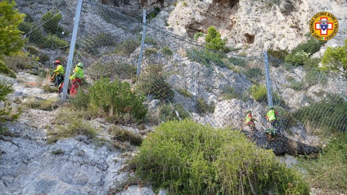 tragedia a capri 38enne precipita in un burrone e muore