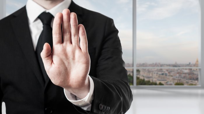 minaccia un vicino ti spacco la faccia ti uccido scatta misura di sicurezza