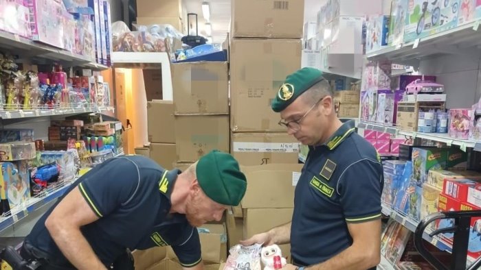 la finanza sequestra 19mila articoli contraffatti