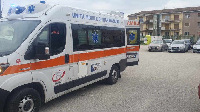 scontro tra due auto grave una donna ore di apprensione per le sue condizioni