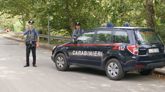 spera di evitare guai e fornisce un nome falso ai carabinieri denunciato