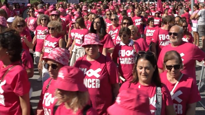 camminata rosa in migliaia alla marcia per la vita