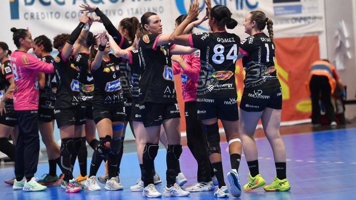 pallamano a1 jomi salerno prima gioia casalinga battuto il mezzocorona