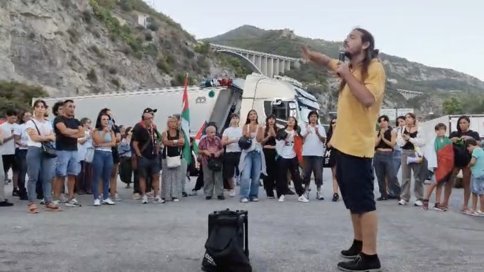 stop al traffico d armi verso israele protesta usb al porto di salerno