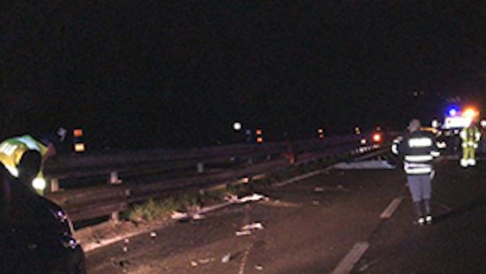 incidente nella notte sul raccordo automobilista eroe salva padre e figlio