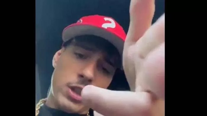 abbiamo bloccato il concerto di frezza i gesti che mima rispediti al mittente