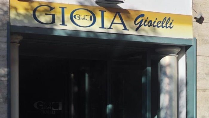 salerno furto nella notte in una gioielleria in via trento