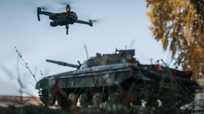 quel minuto di silenzio tra gli stolti fragori di guerra