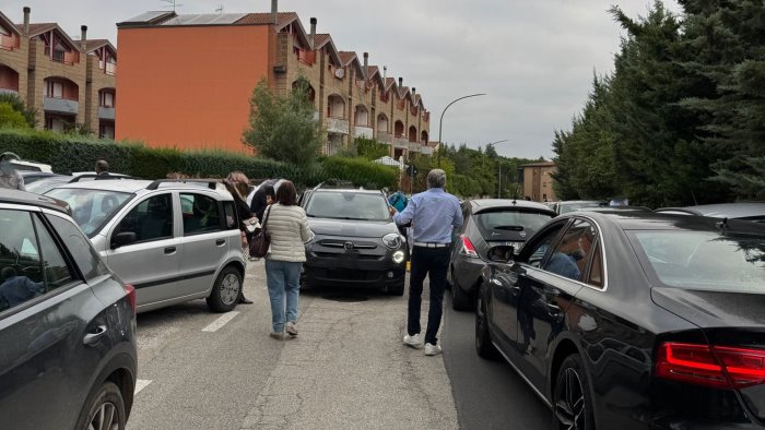 primo giorno di scuola traffico bloccato e proteste dei genitori alunni sala