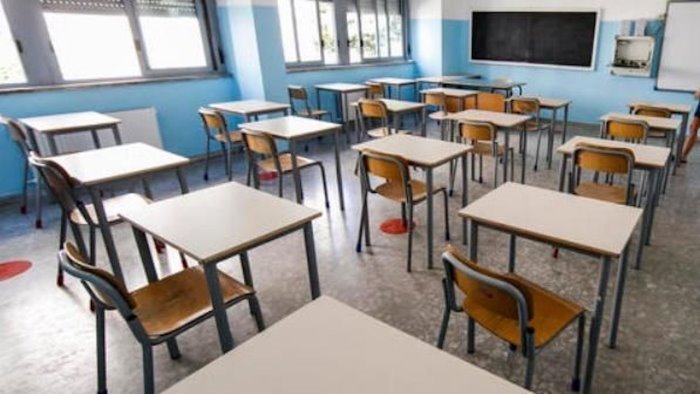 si torna in classe ma in campania quasi nessun istituto ha l agibilita