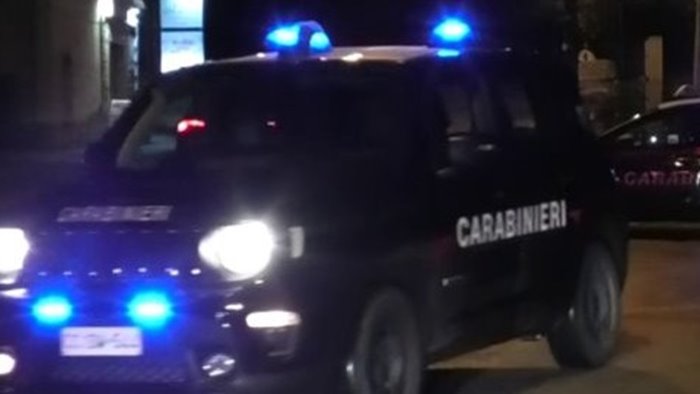malviventi in azione furto nella sala giochi si indaga