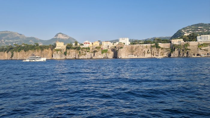 mistero a sorrento trovato cadavere di un uomo in mare