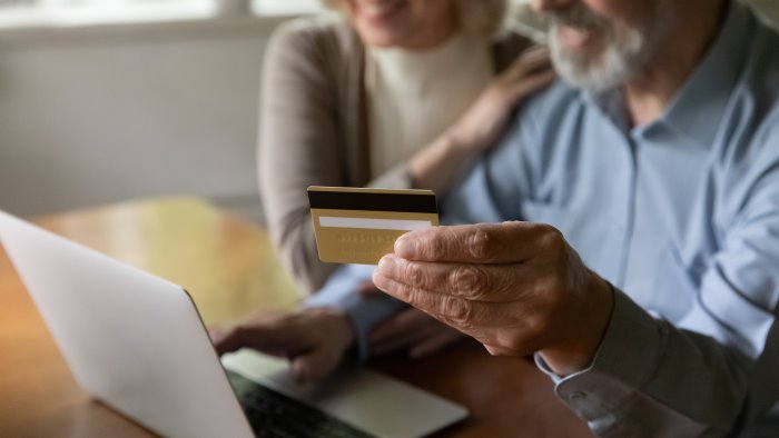 si finge ispettore del comune e truffa anziane con alzheimer arrestato 44enne