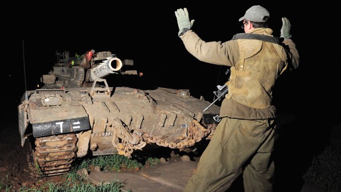 gaza city in fiamme migliaia in fuga sotto i bombardamenti