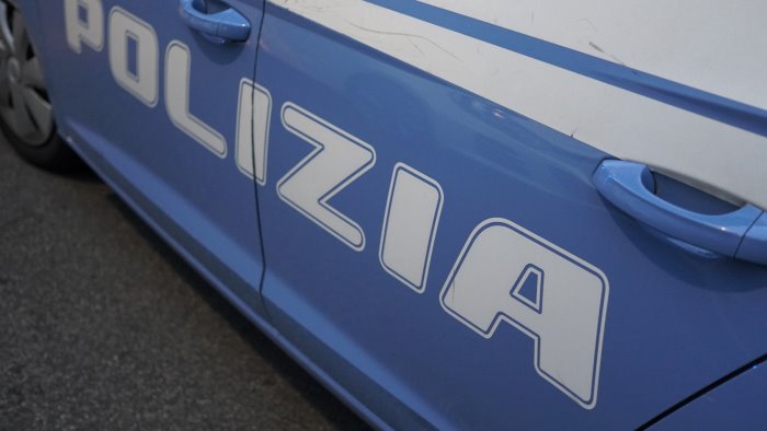 minaccia i poliziotti denunciato parcheggiatore abusivo a salerno