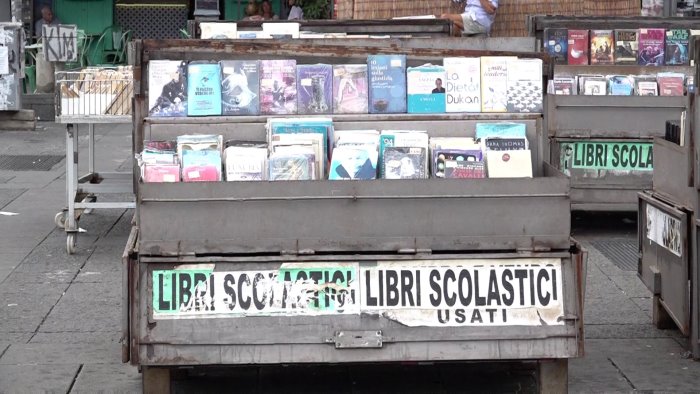 caro libri fino a 800 euro e corsa all usato a napoli