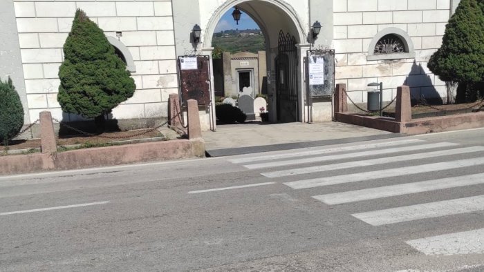 niente portafiori e lumini al cimitero scatta il divieto a montoro e polemica
