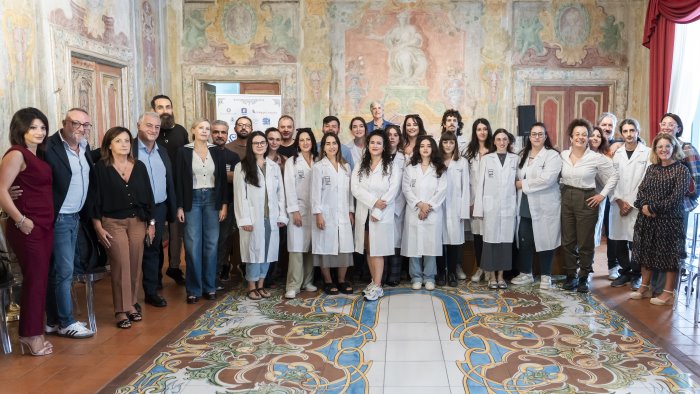 scuola di ceramica vietrese consegnati i camici ai nuovi allievi