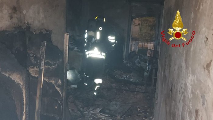in fiamme un appartamento a velia di ascea distrutta la palazzina