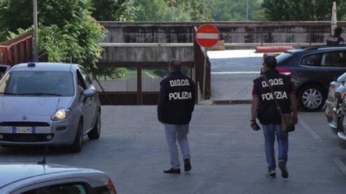 apologia del nazismo frasi di matrice razziale un 37enne perquisito da digos