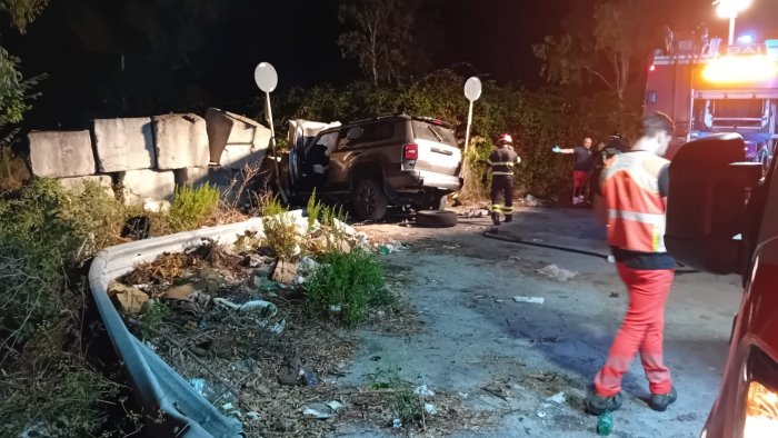ancora sangue sulle strade si schianta con l auto muore un giovane