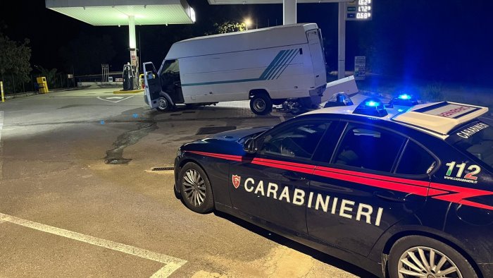 venticano assalto al distributore di carburanti banditi in fuga nella notte