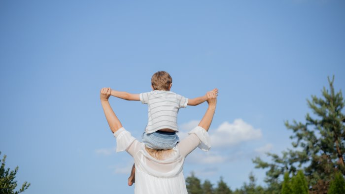 napoli 44enne riabbraccia il figlio di 7 anni la madre lo aveva portato via