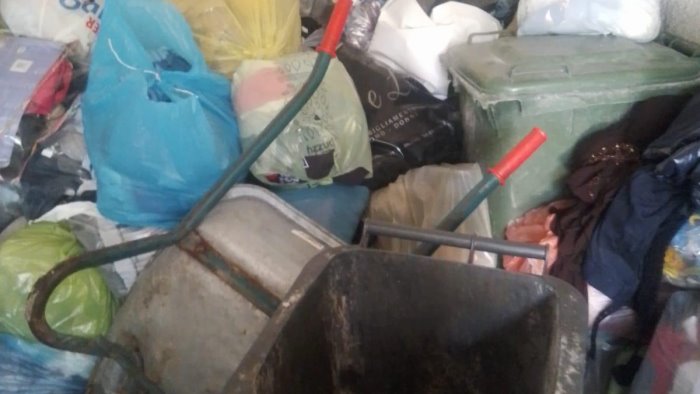 elettrodomestici olio esausto e rifiuti nel deposito c e l esposto