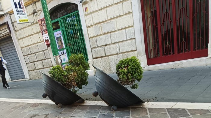 atti vandalici lungo corso garibaldi l ira di mastella