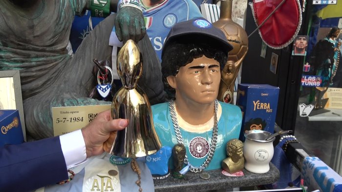 maradona e san gennaro i simboli di napoli rivivono ai quartieri spagoli