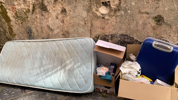 la segnalazione il centro storico di salerno ridotto a una discarica