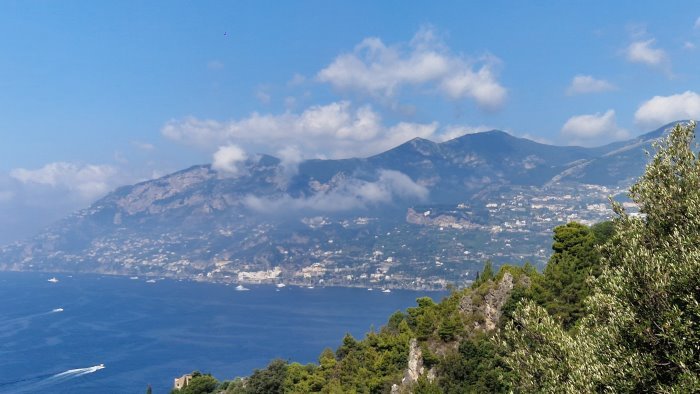 tornano a bruciare i monti della costiera amalfitana due incendi