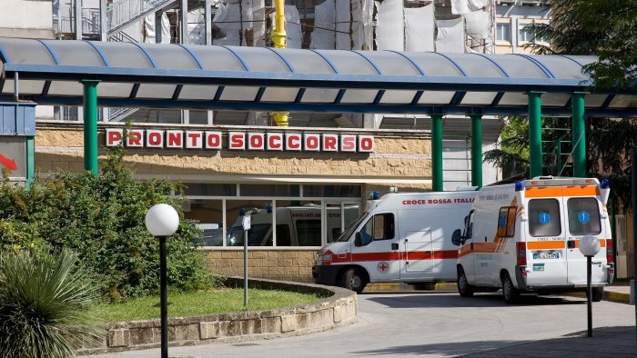 medico del s pio e vigilante aggrediti il 47enne chiede di patteggiare