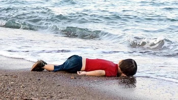 dieci anni dopo alan kurdi il mediterraneo inghiotte ancora bambini