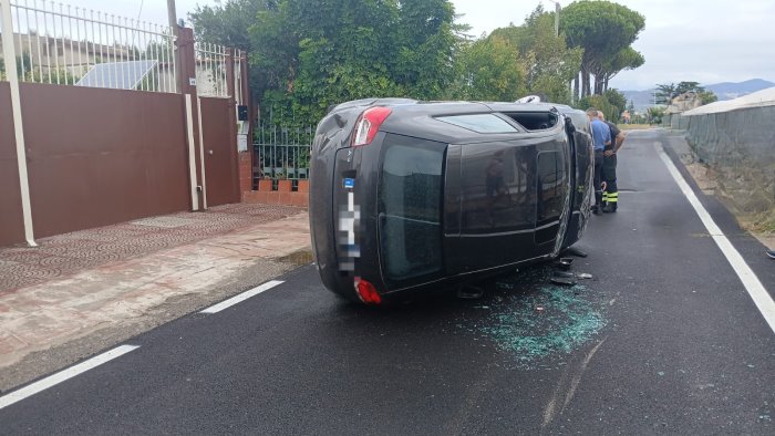 pontecagnano faiano auto si ribalta 35enne finisce in ospedale