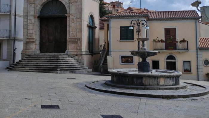 dorme in strada non ha una casa e un posto dove lavarsi apriamo il cuore