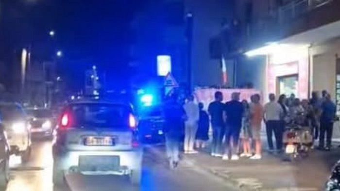 pulisce la pistola d ordinanza e spara alla madre e successo a sarno