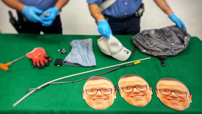ladro con la maschera di gigi d alessio per ingannare le telecamere arrestato