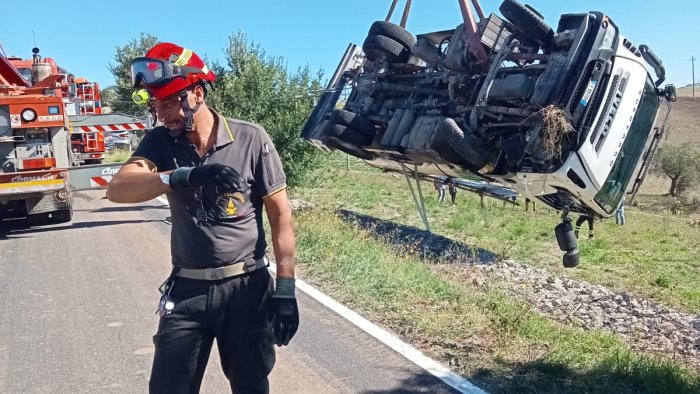 cisterna per trasporto latte si ribalta vigili del fuoco in azione foto