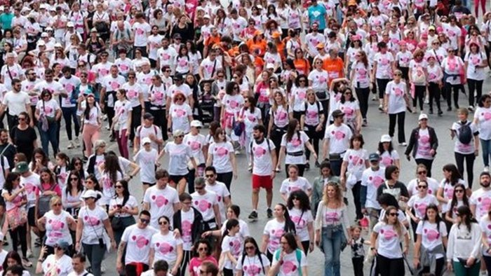 cerreto sannita si accende di rosa con la fiaccolata a sostegno di komen italia