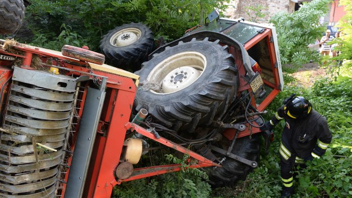 si ribalta con il trattore e muore tragedia a olevano sul tusciano