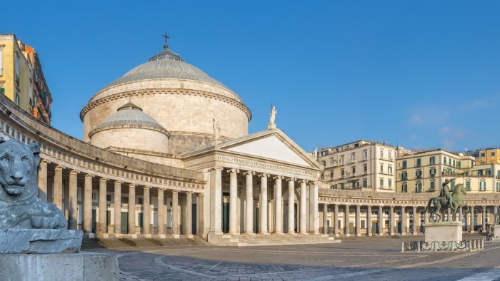 mille firme per dire no alla chiusura di piazza plebiscito