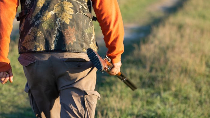 ferito al volto da pallini mentre e a caccia indagini in corso