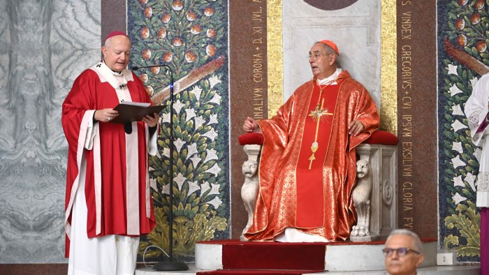 salerno si ferma per san matteo in migliaia in duomo per il pontificale