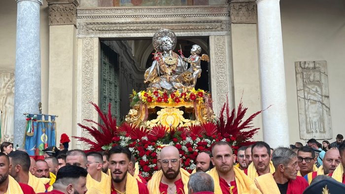l abbraccio dei salernitani a san matteo migliaia alla processione